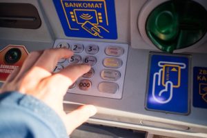 ATMでの暗証番号の入力の仕方